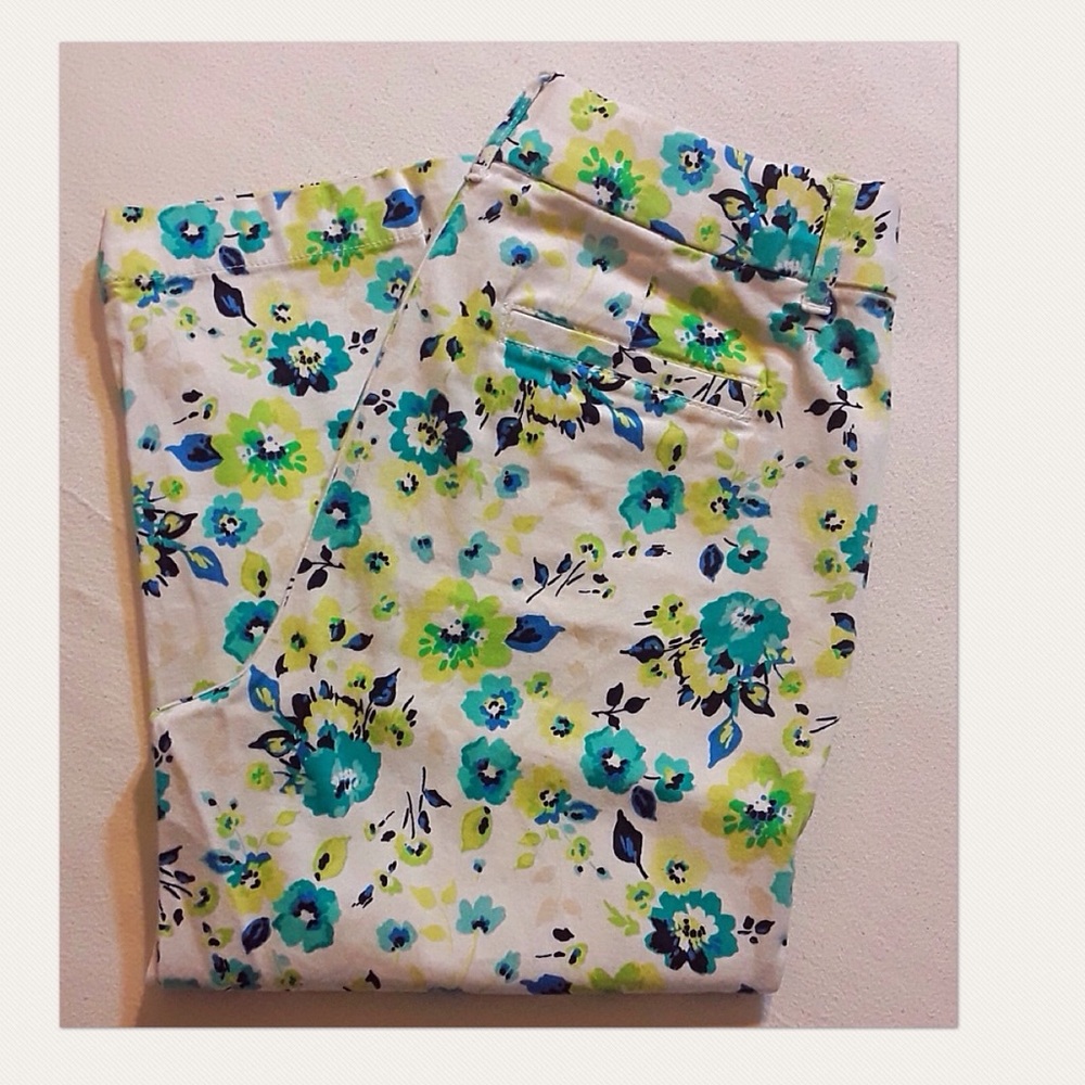 Adorable floral Capris.